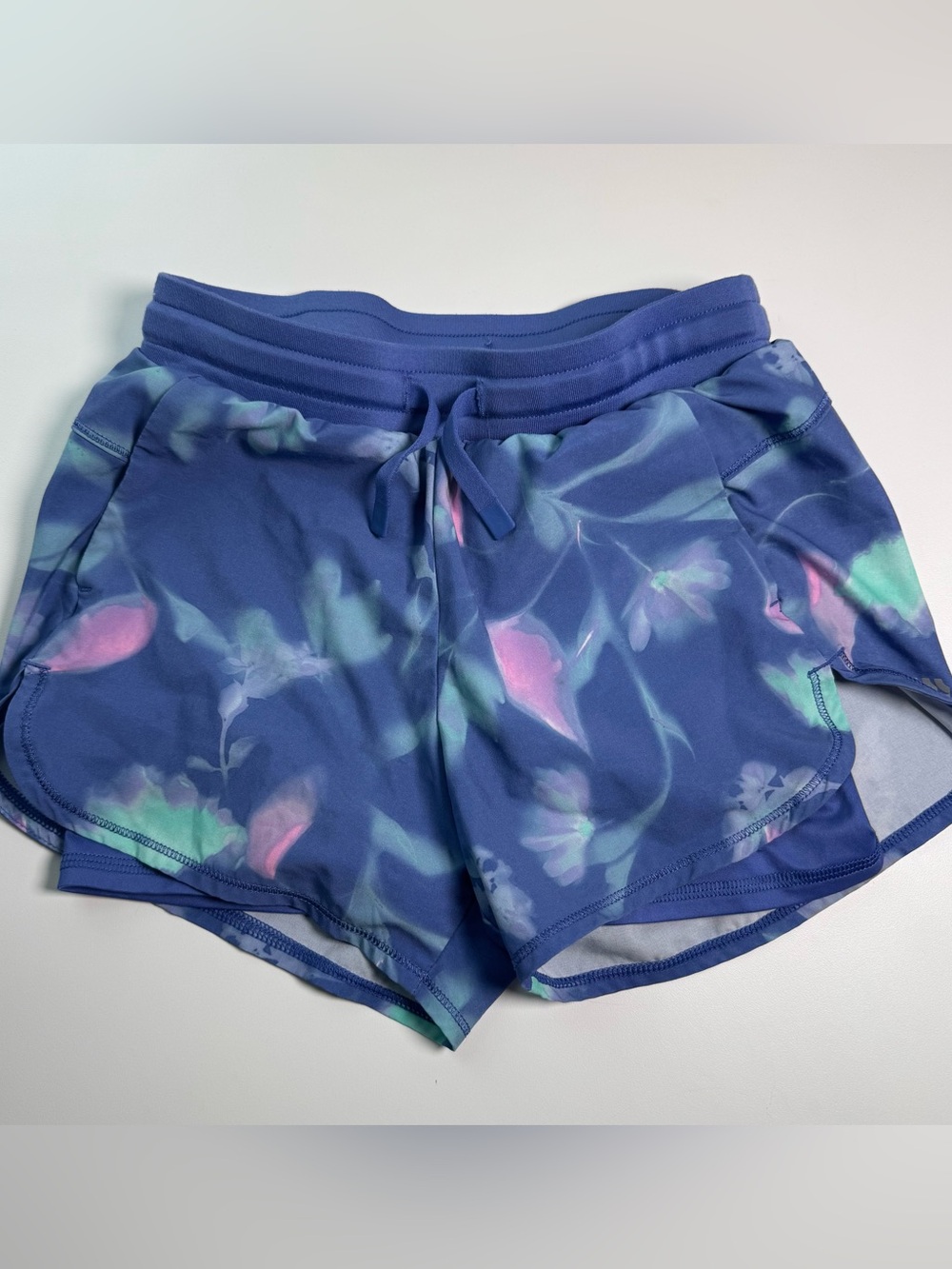 all in motion Blue Floral Athletic Shorts 7/8